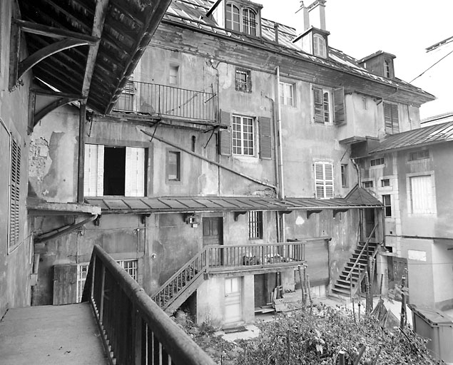 Elévation postérieure, de trois quarts gauche. © Yves Sancey / Région Bourgogne-Franche-Comté, Inventaire du patrimoine - 2003
