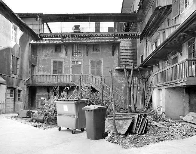 Vue d'ensemble de la cour, depuis le porche au nord. © Yves Sancey / Région Bourgogne-Franche-Comté, Inventaire du patrimoine - 2003