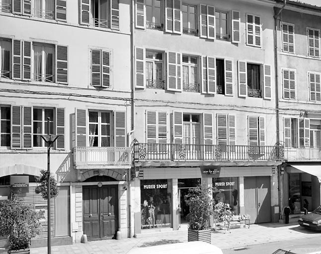 Immeubles aux n° 151 et 153 rue de la République. © Yves Sancey / Région Bourgogne-Franche-Comté, Inventaire du patrimoine - 2003 Immeubles aux n° 151 et 153 rue de la République. © Yves Sancey / Région Bourgogne-Franche-Comté, Inventaire du patrimoine - 2003