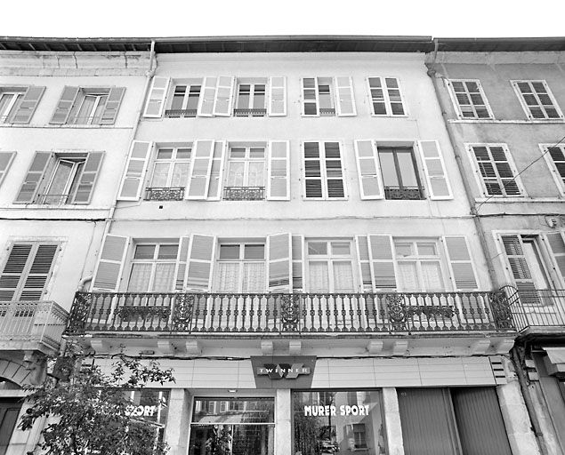 Immeuble (19e siècle) au n° 153 rue de la République : balcon filant. Immeuble (AI 75). © Yves Sancey / Région Bourgogne-Franche-Comté, Inventaire du patrimoine - 2003