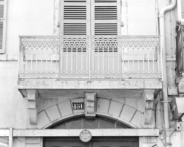 Immeuble avec atelier (19e siècle) au n° 151 rue de la République : balcon. Immeuble (AI 74). © Yves Sancey / Région Bourgogne-Franche-Comté, Inventaire du patrimoine - 2003
