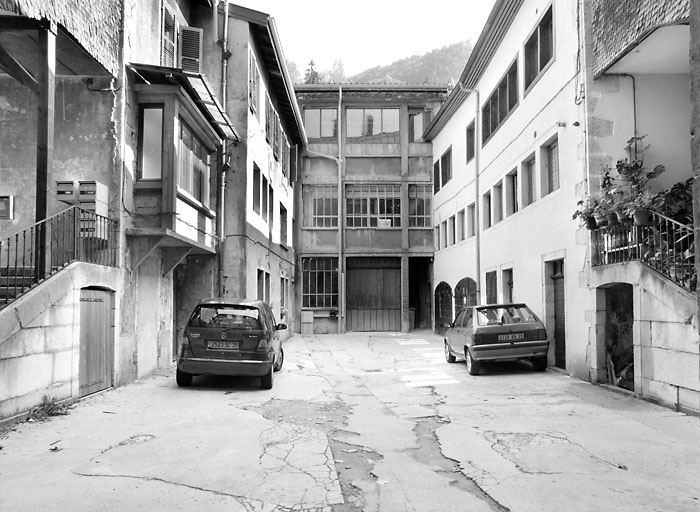 Vue d'ensemble des bâtiments dans la cour. © Yves Sancey / Région Bourgogne-Franche-Comté, Inventaire du patrimoine - 2003