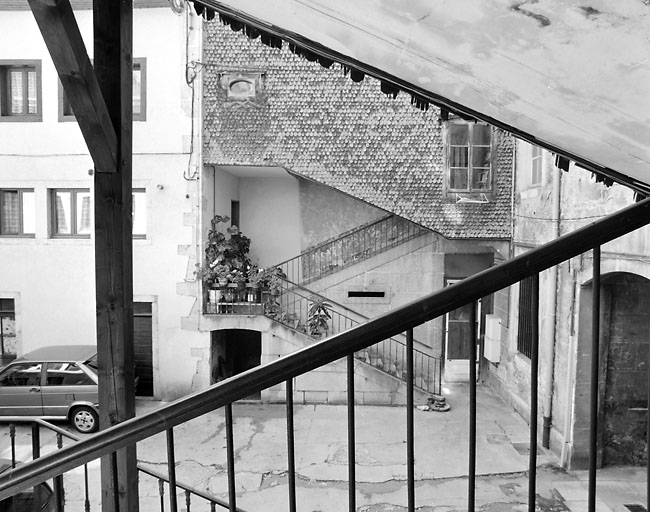 Escalier de l'hôtel au n° 149 rue de la République. Noter l'essentage de tavaillons (bardeaux). © Yves Sancey / Région Bourgogne-Franche-Comté, Inventaire du patrimoine - 2003 Escalier de l'hôtel au n° 149 rue de la République. Noter l'essentage de tavaillons (bardeaux). © Yves Sancey / Région Bourgogne-Franche-Comté, Inventaire du patrimoine - 2003