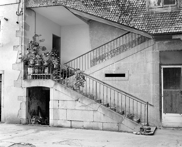 Escalier sud : cage ouverte au rez-de-chaussée. © Yves Sancey / Région Bourgogne-Franche-Comté, Inventaire du patrimoine - 2003