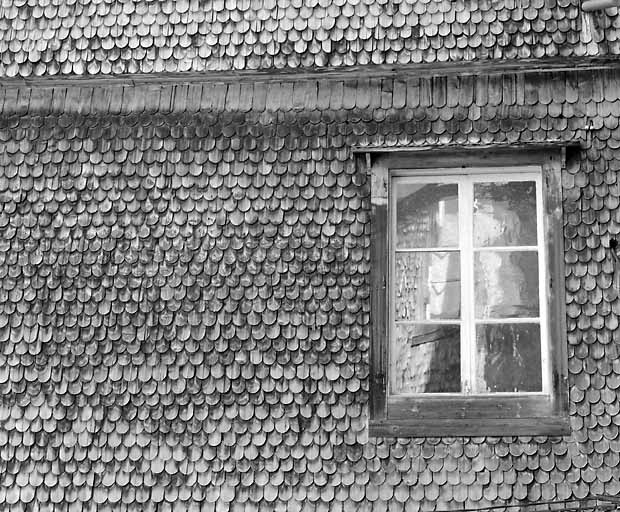 Escalier sud : fenêtre au dernier niveau et tavaillons (bardeaux). © Yves Sancey / Région Bourgogne-Franche-Comté, Inventaire du patrimoine - 2003