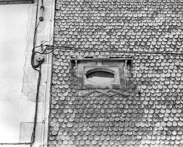Escalier sud : oculus et tavaillons (bardeaux). © Yves Sancey / Région Bourgogne-Franche-Comté, Inventaire du patrimoine - 2003