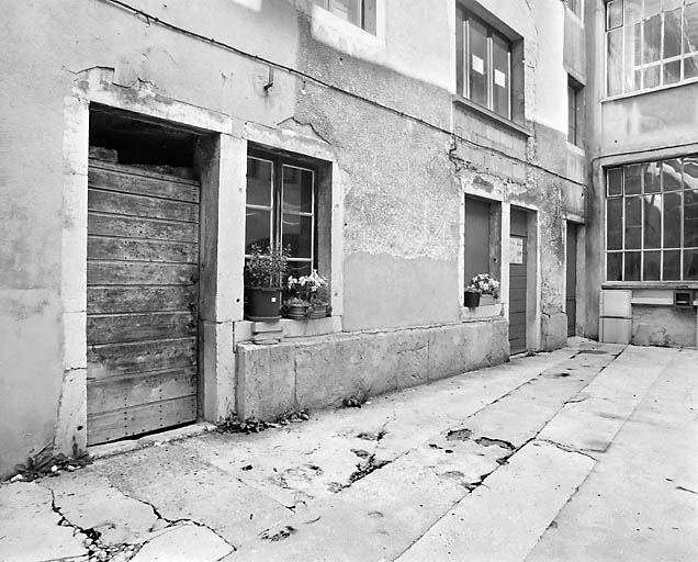 Aile nord : rez-de-chaussée, de trois quarts gauche. © Yves Sancey / Région Bourgogne-Franche-Comté, Inventaire du patrimoine - 2003