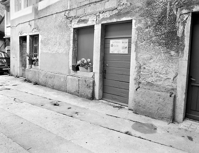 Aile nord : rez-de-chaussée, de trois quarts droite. © Yves Sancey / Région Bourgogne-Franche-Comté, Inventaire du patrimoine - 2003