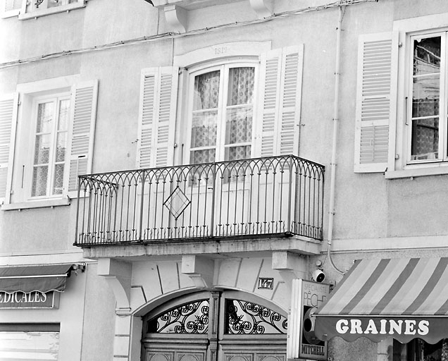 Porte-fenêtre et balcon du premier étage. © Yves Sancey / Région Bourgogne-Franche-Comté, Inventaire du patrimoine - 2003
