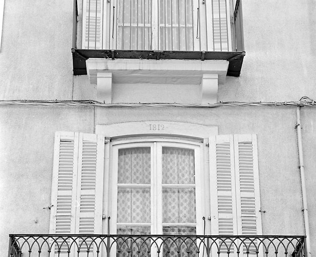 Linteau daté de la porte-fenêtre du premier étage. © Yves Sancey / Région Bourgogne-Franche-Comté, Inventaire du patrimoine - 2003