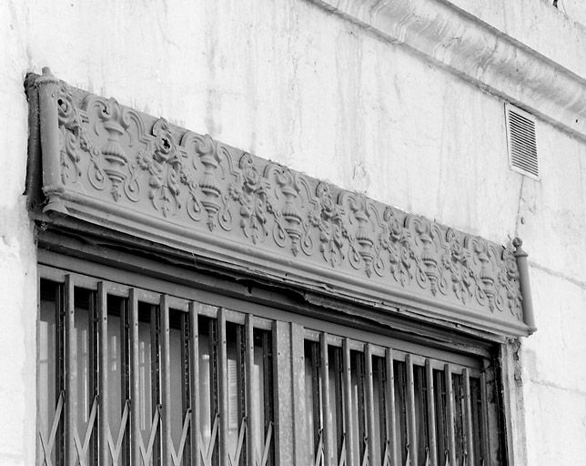 Façade latérale gauche : décor en tôle estampée. © Yves Sancey / Région Bourgogne-Franche-Comté, Inventaire du patrimoine - 2003