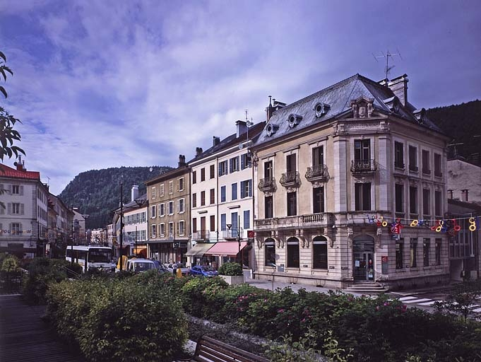 La rue de la République à l'angle de la rue Ernest Merlin. © Yves Sancey / Région Bourgogne-Franche-Comté, Inventaire du patrimoine - 2003 La rue de la République à l'angle de la rue Ernest Merlin. © Yves Sancey / Région Bourgogne-Franche-Comté, Inventaire du patrimoine - 2003