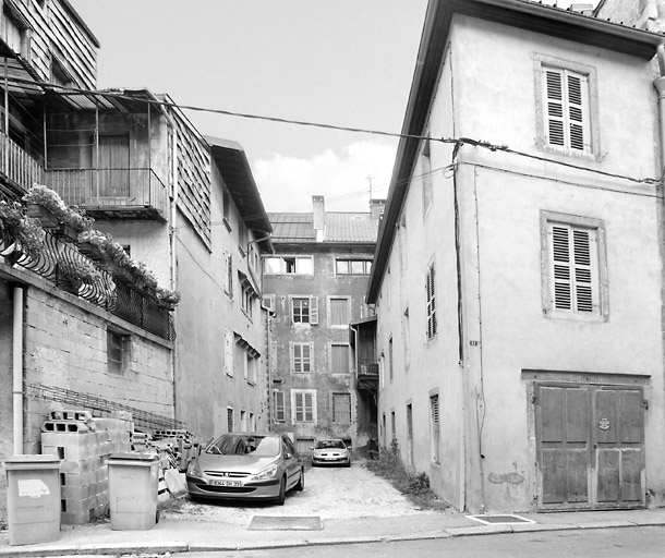 Cour et ailes, depuis la rue des Promenades. © Yves Sancey / Région Bourgogne-Franche-Comté, Inventaire du patrimoine - 2003