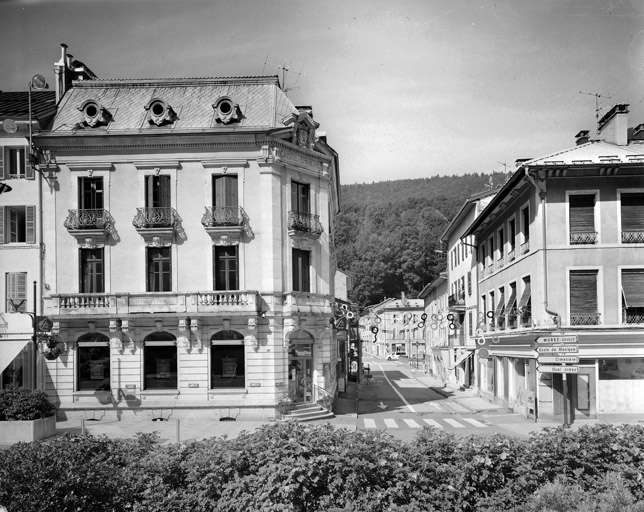 La rue Ernest Merlin, depuis la place Notre-Dame. © Yves Sancey / Région Bourgogne-Franche-Comté, Inventaire du patrimoine - 2003 La rue Ernest Merlin, depuis la place Notre-Dame. © Yves Sancey / Région Bourgogne-Franche-Comté, Inventaire du patrimoine - 2003