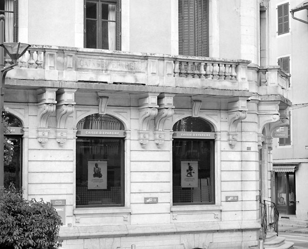 Elévation rue de la République : rez-de-chaussée. © Yves Sancey / Région Bourgogne-Franche-Comté, Inventaire du patrimoine - 2003 Elévation rue de la République : rez-de-chaussée. © Yves Sancey / Région Bourgogne-Franche-Comté, Inventaire du patrimoine - 2003