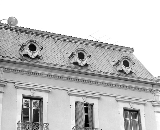 Elévation rue de la République : oeils-de-boeuf du comble à surcroît. © Yves Sancey / Région Bourgogne-Franche-Comté, Inventaire du patrimoine - 2003 Elévation rue de la République : oeils-de-boeuf du comble à surcroît. © Yves Sancey / Région Bourgogne-Franche-Comté, Inventaire du patrimoine - 2003