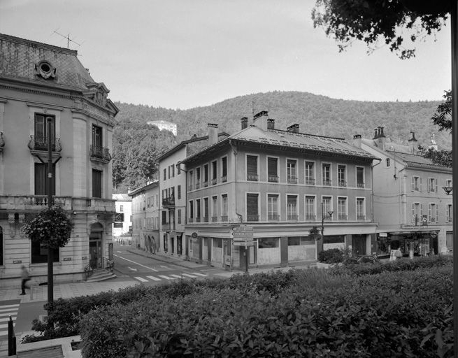 Immeuble (19e siècle) au n° 120 rue de la République. Immeuble (AI 28) de la décennie 1860, à l'angle de la rue Ernest Merlin. Occupé à l'origine par le " Cercle de Morez ", il servit de lieu d'exposition pour l'usine de meubles Gauthier. © Yves Sancey / Région Bourgogne-Franche-Comté, Inventaire du patrimoine - 2003
