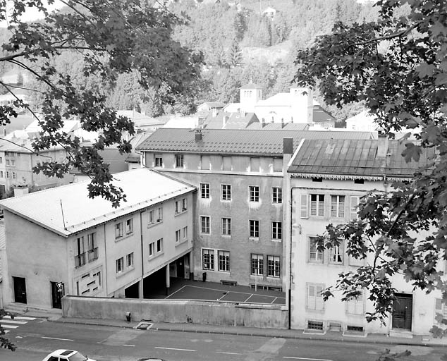 Façade postérieure : vue d'ensemble éloignée, de trois quarts droite. © Yves Sancey / Région Bourgogne-Franche-Comté, Inventaire du patrimoine - 2003 Façade postérieure : vue d'ensemble éloignée, de trois quarts droite. © Yves Sancey / Région Bourgogne-Franche-Comté, Inventaire du patrimoine - 2003