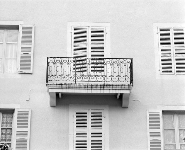 Façade postérieure : balcon. Correspond au rez-de-chaussée sur la rue Pasteur. © Yves Sancey / Région Bourgogne-Franche-Comté, Inventaire du patrimoine - 2003