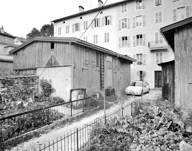Bâtiment sud : bûcher et garage. © Yves Sancey / Région Bourgogne-Franche-Comté, Inventaire du patrimoine - 2003