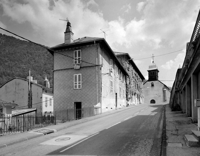 Vue d'ensemble, depuis le bas de la rue Pasteur (nord-ouest). © Yves Sancey / Région Bourgogne-Franche-Comté, Inventaire du patrimoine - 2003