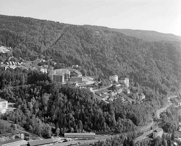 Le quartier Sur le Puits, depuis le nord-ouest. © Yves Sancey / Région Bourgogne-Franche-Comté, Inventaire du patrimoine - 2003 Le quartier Sur le Puits, depuis le nord-ouest. © Yves Sancey / Région Bourgogne-Franche-Comté, Inventaire du patrimoine - 2003