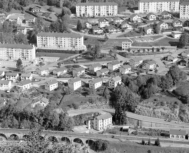 Vue d'ensemble des maisons de 1957-1959 de la coopérative La Maison pour tous. Immeubles de l'Office de HLM de Morez et école maternelle au deuxième plan, extension de la fin des années 1960 au troisième plan. © Yves Sancey / Région Bourgogne-Franche-Comté, Inventaire du patrimoine - 2003