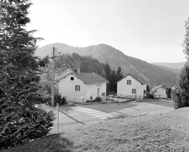 Maisons 20 et 18 avenue de la Libération : élévations nord et est. Maisons de 1958-1959. © Yves Sancey / Région Bourgogne-Franche-Comté, Inventaire du patrimoine - 2003