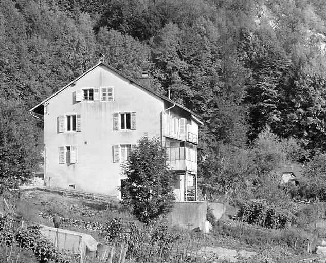 Façades latérale droite et postérieure. © Yves Sancey / Région Bourgogne-Franche-Comté, Inventaire du patrimoine - 2003 Façades latérale droite et postérieure. © Yves Sancey / Région Bourgogne-Franche-Comté, Inventaire du patrimoine - 2003