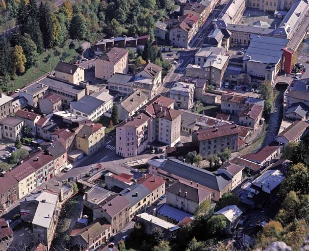 Vue d'ensemble plongeante sur la rue de la République et la cour Paul Odobey, depuis le nord-ouest. © Yves Sancey / Région Bourgogne-Franche-Comté, Inventaire du patrimoine - 2003 Vue d'ensemble plongeante sur la rue de la République et la cour Paul Odobey, depuis le nord-ouest. © Yves Sancey / Région Bourgogne-Franche-Comté, Inventaire du patrimoine - 2003