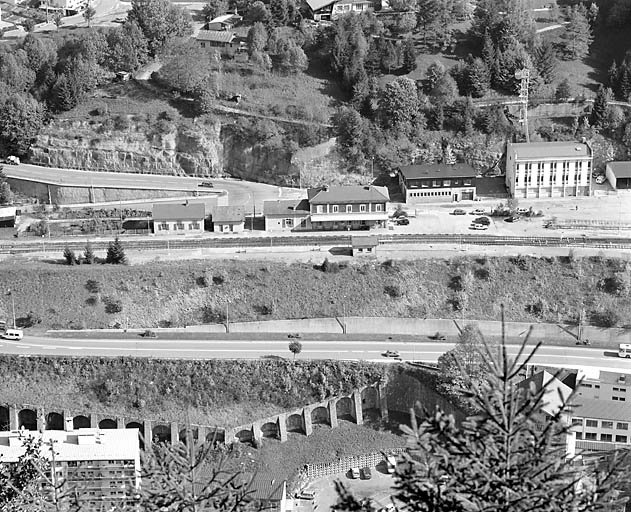 Vue d'ensemble plongeante, depuis l'ouest. © Yves Sancey / Région Bourgogne-Franche-Comté, Inventaire du patrimoine - 2003 Vue d'ensemble plongeante, depuis l'ouest. © Yves Sancey / Région Bourgogne-Franche-Comté, Inventaire du patrimoine - 2003