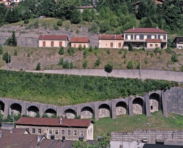 Bâtiment des voyageurs et logement, depuis l'ouest. © Yves Sancey / Région Bourgogne-Franche-Comté, Inventaire du patrimoine - 2003 Bâtiment des voyageurs et logement, depuis l'ouest. © Yves Sancey / Région Bourgogne-Franche-Comté, Inventaire du patrimoine - 2003