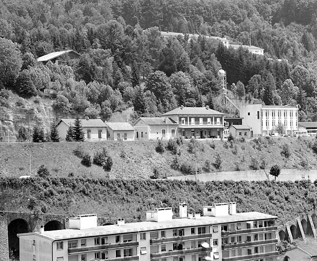 Vue d'ensemble de la gare, depuis le nord-ouest. © Yves Sancey / Région Bourgogne-Franche-Comté, Inventaire du patrimoine - 2003 Vue d'ensemble de la gare, depuis le nord-ouest. © Yves Sancey / Région Bourgogne-Franche-Comté, Inventaire du patrimoine - 2003