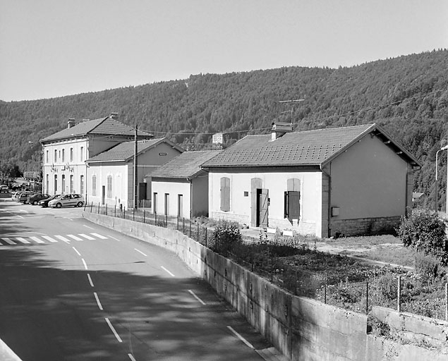 Bâtiment des voyageurs et logement, depuis le nord-est. © Yves Sancey / Région Bourgogne-Franche-Comté, Inventaire du patrimoine - 2003 Bâtiment des voyageurs et logement, depuis le nord-est. © Yves Sancey / Région Bourgogne-Franche-Comté, Inventaire du patrimoine - 2003
