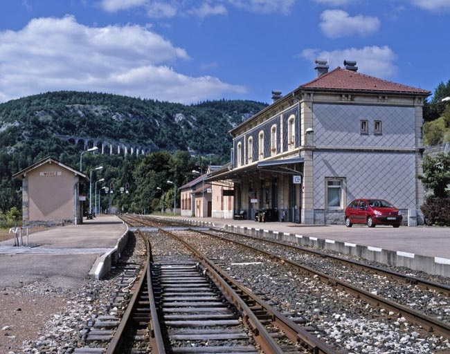 Bâtiment et abri de voyageurs, depuis le sud. © Yves Sancey / Région Bourgogne-Franche-Comté, Inventaire du patrimoine - 2003 Bâtiment et abri de voyageurs, depuis le sud. © Yves Sancey / Région Bourgogne-Franche-Comté, Inventaire du patrimoine - 2003
