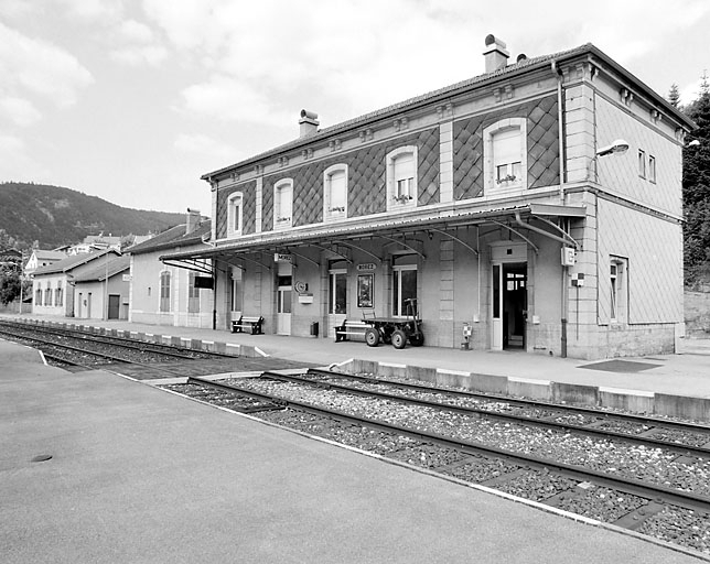 Bâtiment des voyageurs : façade postérieure, de trois quarts droite. © Yves Sancey / Région Bourgogne-Franche-Comté, Inventaire du patrimoine - 2003 Bâtiment des voyageurs : façade postérieure, de trois quarts droite. © Yves Sancey / Région Bourgogne-Franche-Comté, Inventaire du patrimoine - 2003