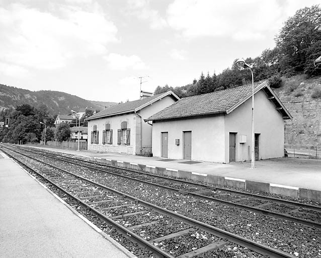 Logement et anciens bûchers. © Yves Sancey / Région Bourgogne-Franche-Comté, Inventaire du patrimoine - 2003 Logement et anciens bûchers. © Yves Sancey / Région Bourgogne-Franche-Comté, Inventaire du patrimoine - 2003