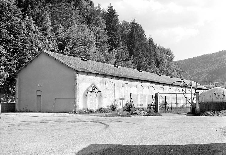 Remise ferroviaire, depuis le nord. © Yves Sancey / Région Bourgogne-Franche-Comté, Inventaire du patrimoine - 2003 Remise ferroviaire, depuis le nord. © Yves Sancey / Région Bourgogne-Franche-Comté, Inventaire du patrimoine - 2003