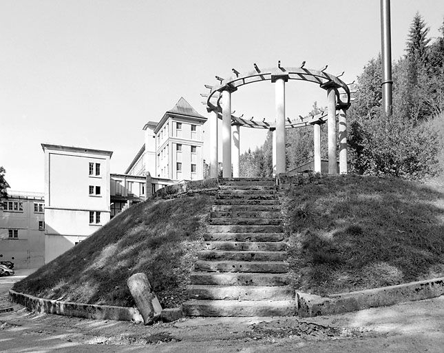 Rotonde de jardin et son escalier. © Yves Sancey / Région Bourgogne-Franche-Comté, Inventaire du patrimoine - 2003 Rotonde de jardin et son escalier. © Yves Sancey / Région Bourgogne-Franche-Comté, Inventaire du patrimoine - 2003