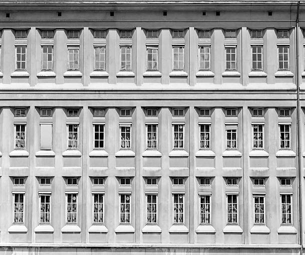 Bâtiment D : fenêtres de la façade sur la cour, avant restauration. © Yves Sancey / Région Bourgogne-Franche-Comté, Inventaire du patrimoine - 2003 Bâtiment D : fenêtres de la façade sur la cour, avant restauration. © Yves Sancey / Région Bourgogne-Franche-Comté, Inventaire du patrimoine - 2003