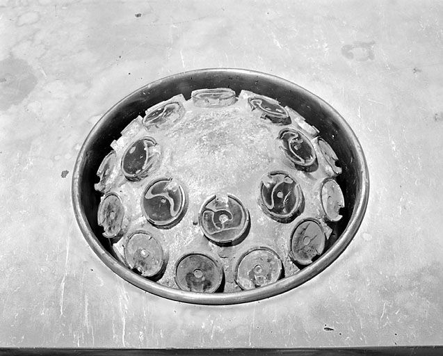 La " balle " et les supports pour le collage des verres. © Jérôme Mongreville / Région Bourgogne-Franche-Comté, Inventaire du patrimoine - 2003