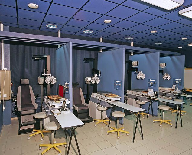 Atelier de " prise de vue ". Bâtiment de l'enseignement (B), Optique lunetterie (salle 115). © Yves Sancey / Région Bourgogne-Franche-Comté, Inventaire du patrimoine - 2003