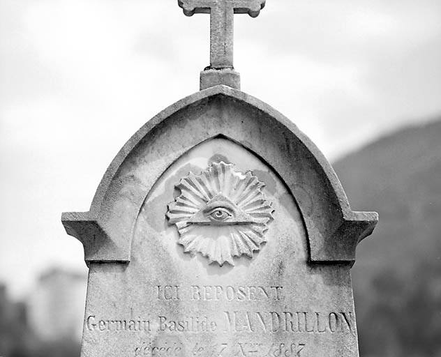 Stèle : triangle de la Trinité et oeil céleste. © Yves Sancey / Région Bourgogne-Franche-Comté, Inventaire du patrimoine - 2003