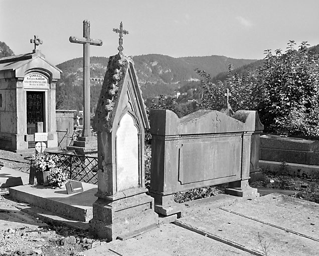 Les deux stèles. © Yves Sancey / Région Bourgogne-Franche-Comté, Inventaire du patrimoine - 2003 Les deux stèles. © Yves Sancey / Région Bourgogne-Franche-Comté, Inventaire du patrimoine - 2003