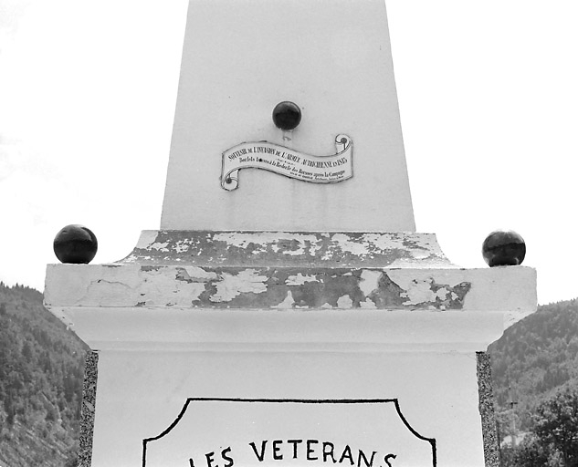 Boulets sur la corniche et en partie basse de l'obélisque. © Yves Sancey / Région Bourgogne-Franche-Comté, Inventaire du patrimoine - 2003