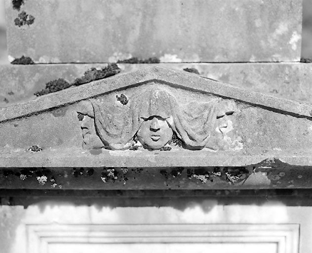 Sculpture sur la corniche avant. © Yves Sancey / Région Bourgogne-Franche-Comté, Inventaire du patrimoine - 2003 Sculpture sur la corniche avant. © Yves Sancey / Région Bourgogne-Franche-Comté, Inventaire du patrimoine - 2003