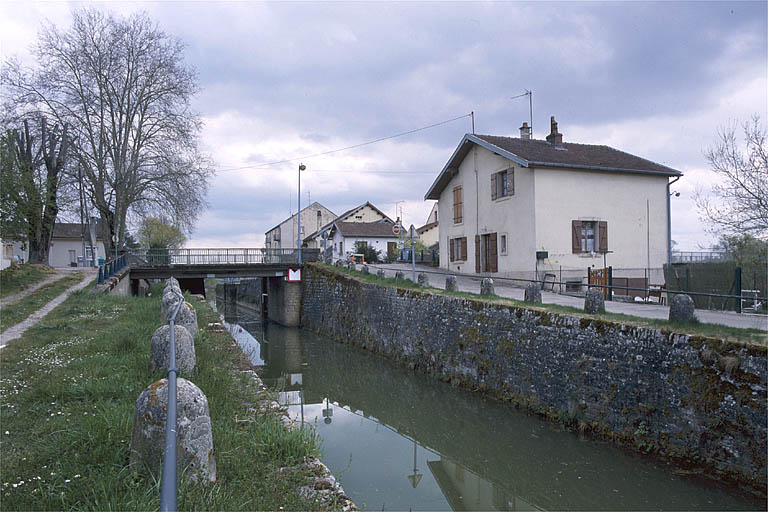 Maison éclusière, canal, chemin de halage et garde corps. © Jérôme Mongreville / Région Bourgogne-Franche-Comté, Inventaire du patrimoine - 2003