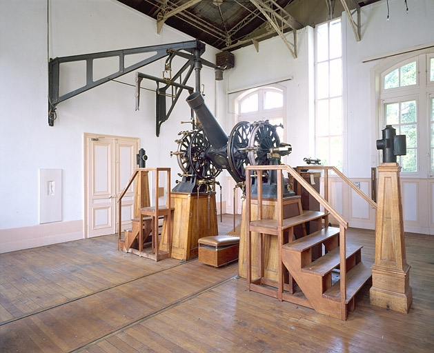 Rez-de-chaussée : intérieur de la salle de la lunette méridienne. © Jérôme Mongreville / Région Bourgogne-Franche-Comté, Inventaire du patrimoine - 2004