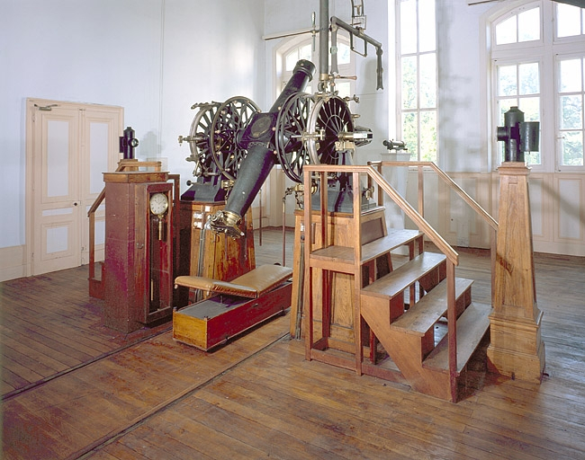 Vue d'ensemble de la lunette et de ses accessoires avec la chaise d'observateur. © Jérôme Mongreville / Région Bourgogne-Franche-Comté, Inventaire du patrimoine - 2004 Vue d'ensemble de la lunette et de ses accessoires avec la chaise d'observateur. © Jérôme Mongreville / Région Bourgogne-Franche-Comté, Inventaire du patrimoine - 2004