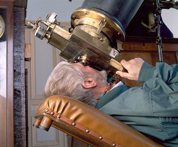 Observation avec le micromètre depuis le siège d'astronome : vue de détail. © Jérôme Mongreville / Région Bourgogne-Franche-Comté, Inventaire du patrimoine - 2004 Observation avec le micromètre depuis le siège d'astronome : vue de détail. © Jérôme Mongreville / Région Bourgogne-Franche-Comté, Inventaire du patrimoine - 2004